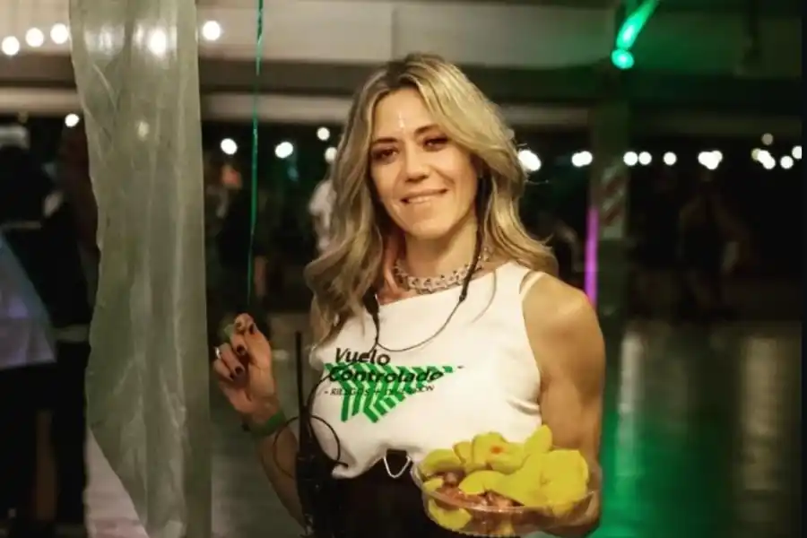 LÍDER. Verónica Chrabolowsky, creadora de Vuelo Controlado, con frutas para la hidratación de los asistentes. / INSTAGRAM @vuelocontrolado