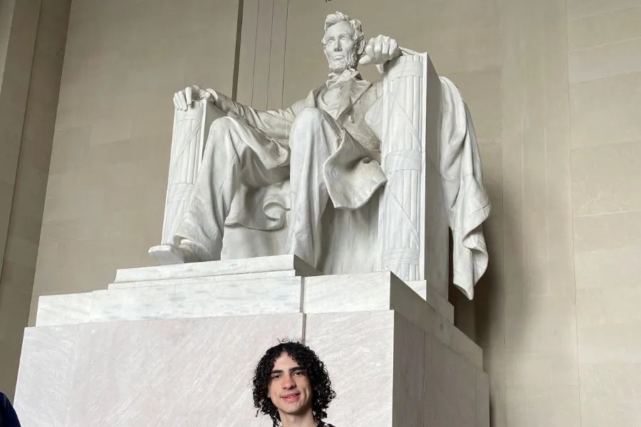 LUGARES HISTÓRICOS. Lautaro visitando el monumento de Abraham Lincoln en Estados Unidos./LAUTARO PEREZ MARTINEZ