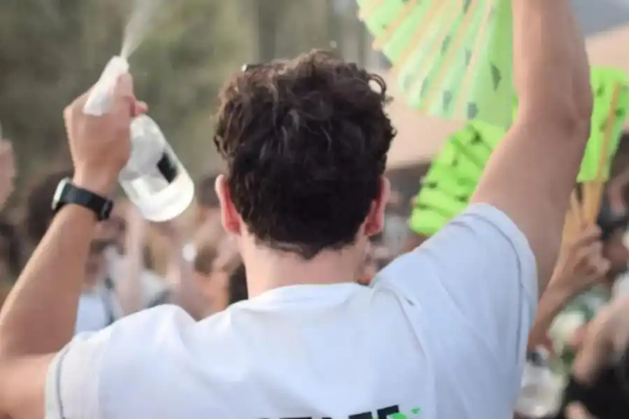 PARA CONTRARRESTAR LOS PELIGROS. Los voluntarios se encargan de que todos vuelvan caminando a sus casas. / INSTAGRAM @vuelocontrolado