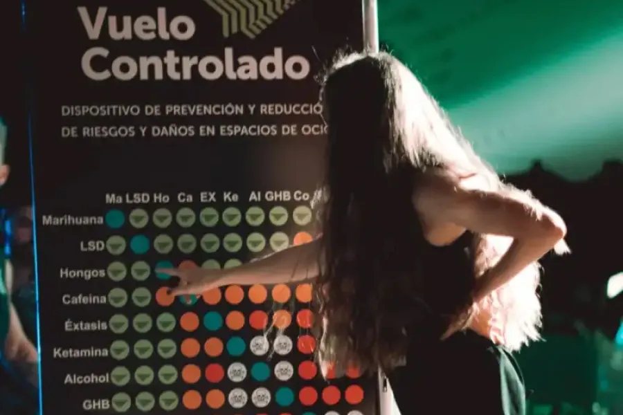 PREVENCIÓN. Los voluntarios ofrecen información sobre la salud y el uso de drogas. / INSTAGRAM @vuelocontrolado