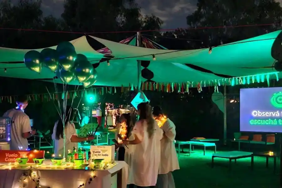 PUESTOS DE HIDRATACIÓN. En las fiestas, Vuelo Controlado prepara espacios de descanso para quienes lo necesitan. / INSTAGRAM @vuelocontrolado