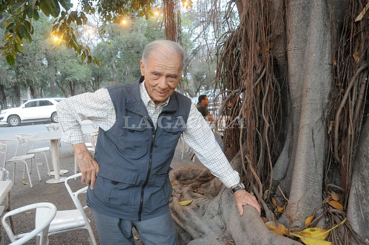 HISTORIA PURA. Hugo Ginel, a sus 86 años posa luego de la entrevista. Foto: Antonio Ferroni - LA GACETA