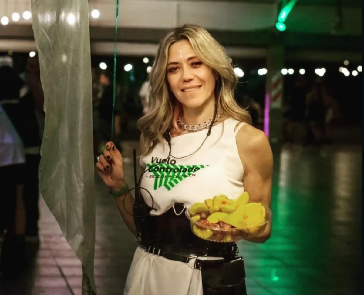 LÍDER. Verónica Chrabolowsky, creadora de Vuelo Controlado, con frutas para la hidratación de los asistentes. / INSTAGRAM @vuelocontrolado