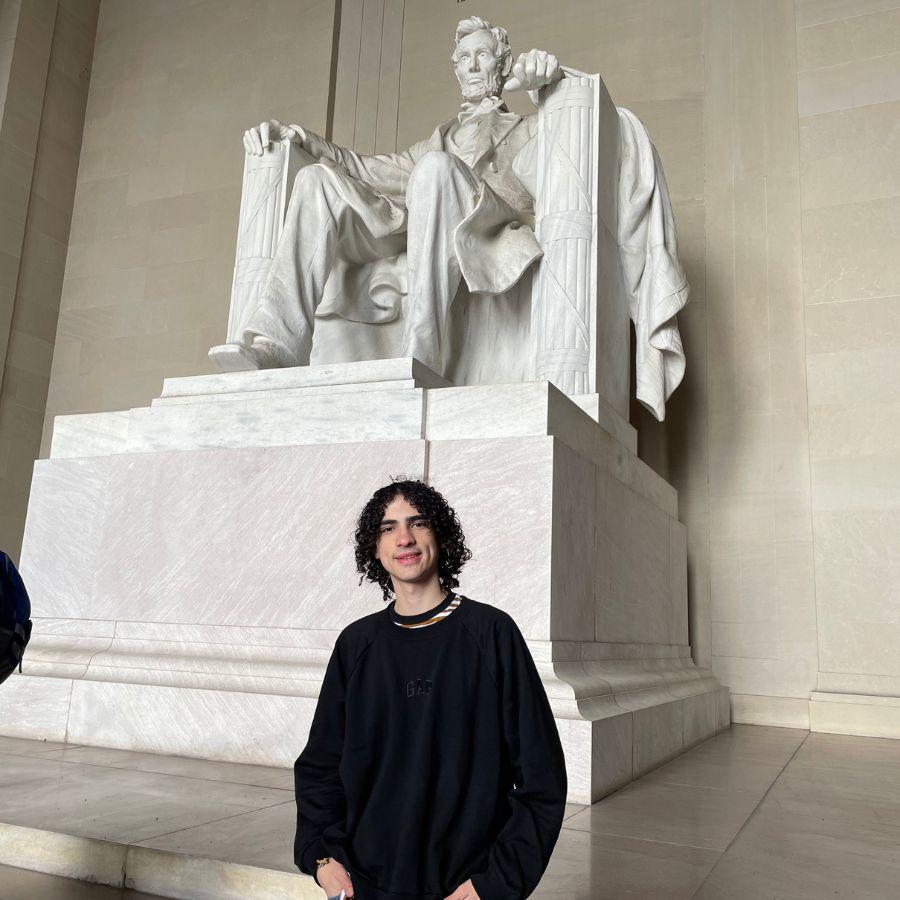 LUGARES HISTÓRICOS. Lautaro visitando el monumento de Abraham Lincoln en Estados Unidos./LAUTARO PEREZ MARTINEZ