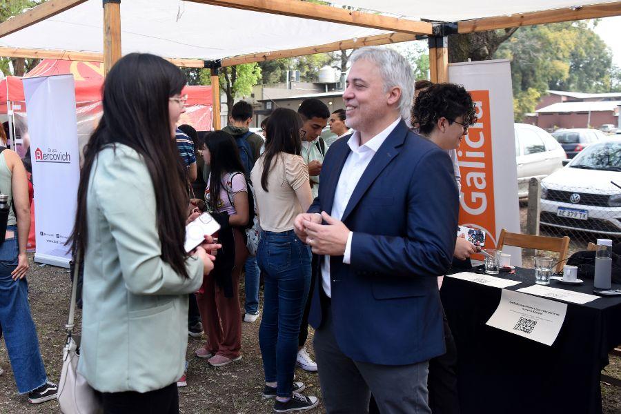 NO PERDER LA CURIOSIDAD. El gerente Martín Sandoval en la Feria de Empresas./ANALÍA JARAMILLO, LA GACETA