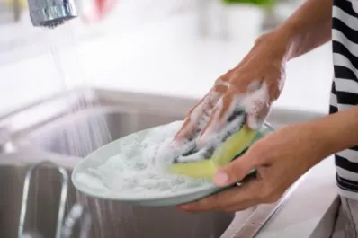 Evita este error al lavar platos: ¿por qué no deberías poner detergente en la esponja?