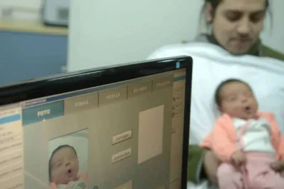 ¿Puede el apellido de la madre ir primero al nombrar a un bebé?