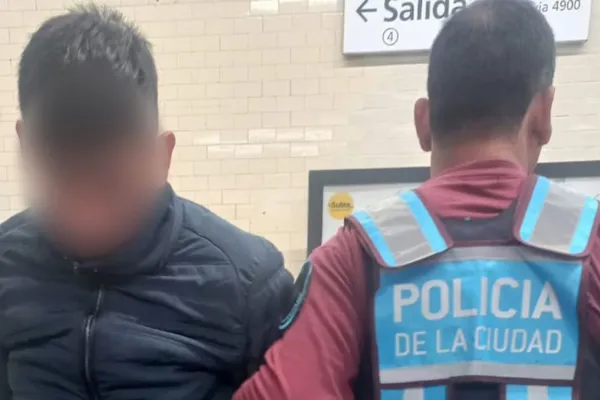 Expulsaron del país a un joven chileno que intentó robar un celular en el subte