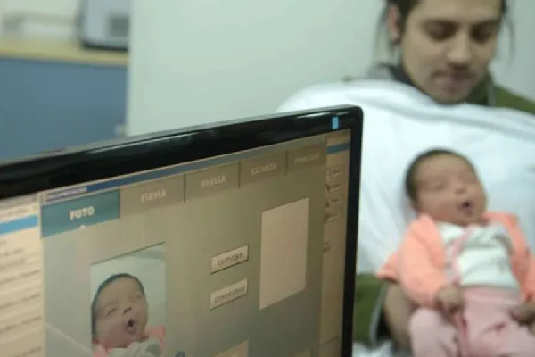 ¿Puede el apellido de la madre ir primero al nombrar a un bebé?