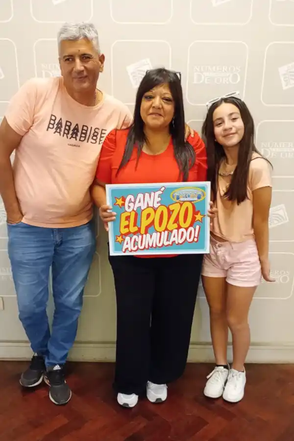 Lucía del Valle Trejo (con su familia)