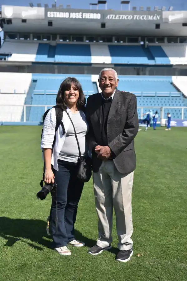 FAMILIA. Estela junto a su papá 
