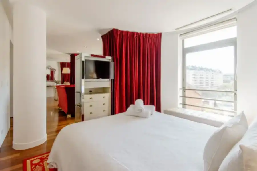 El dormitorio del departamento donde ahora vive García Moritán tras separarse de Pampita