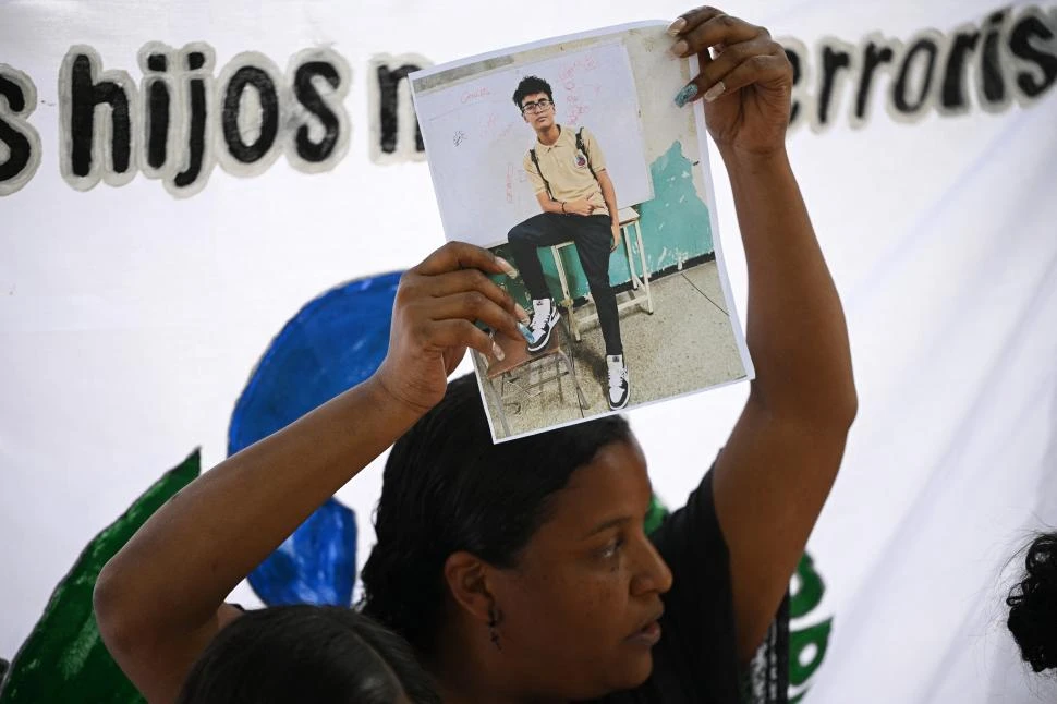 RECLAMO. Fotos de los chicos presos, expuestas ante la sede de la Fiscalía. 