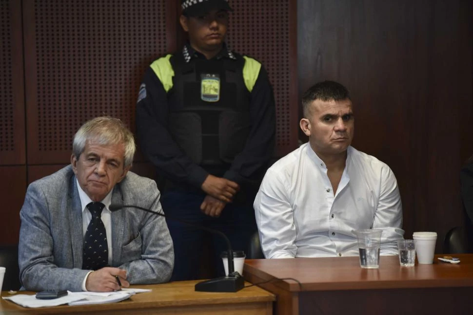 CONCENTRADOS Y DESAFIANTES. Jorge Javier “Jazo” Acevedo aparece al lado de su defensor Manuel Pedernera durante una audiencia. la gaceta / foto de Ines Quinteros Orio