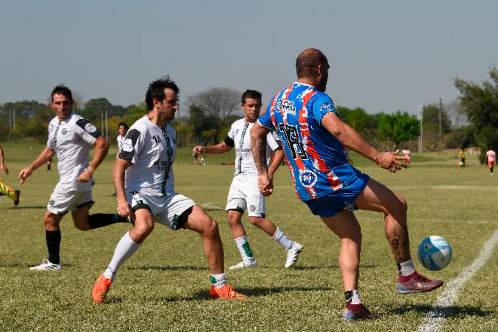 Un equipo formado por exrugbistas celebra la amistad y el fútbol en Las Cañas