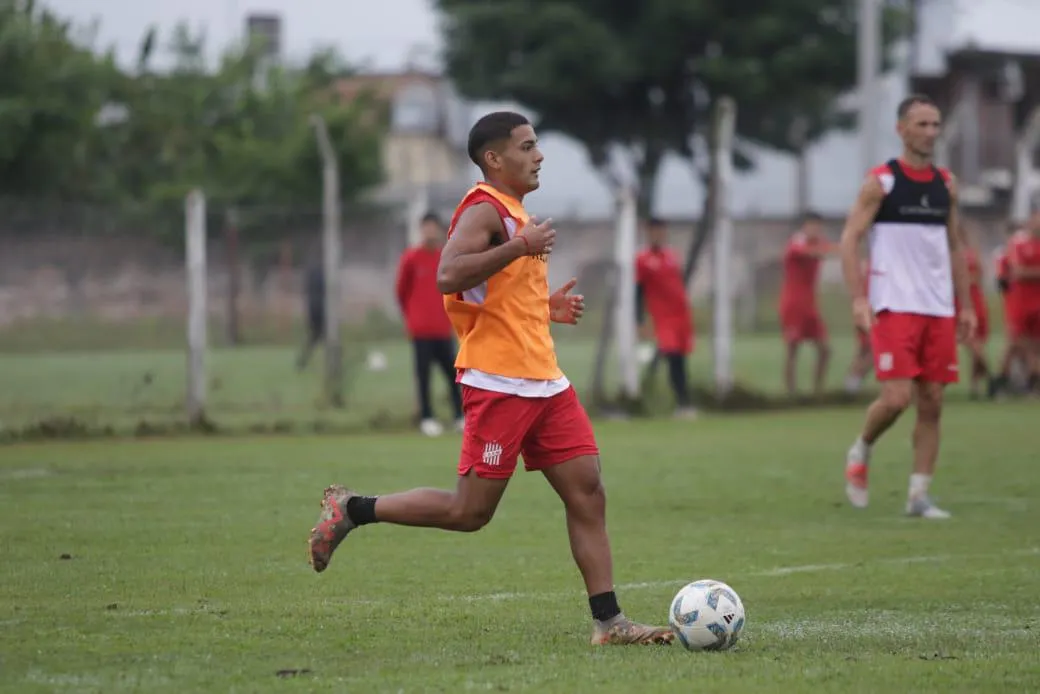 LISTO PARA TENER RODAJE. Alan Cisnero firmó su contrato profesional en 2023 y desde enero que participa de las prácticas con el plantel de Diego Flores.