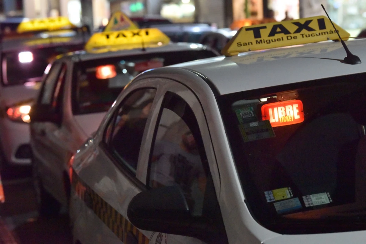 Taxis en crisis, sin que se avance en la regulación de las apps