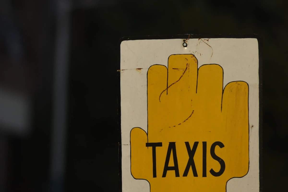 Taxistas reclaman por la caída de ingresos y la competencia desleal