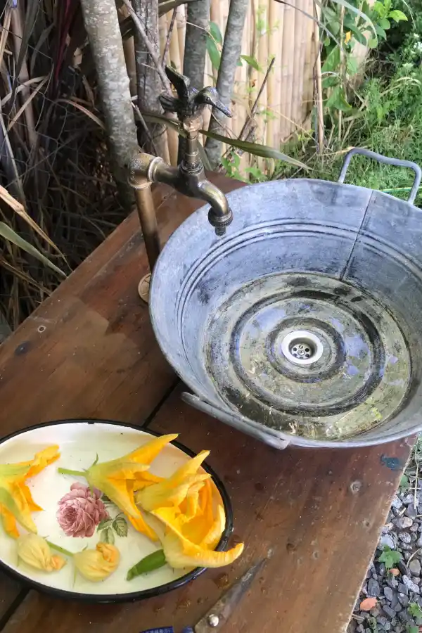 Cómo hacer flores de calabacines rellenas
