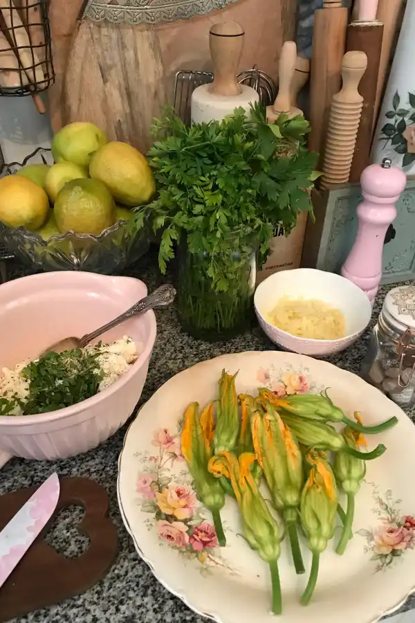 Cómo hacer flores de calabacines rellenas