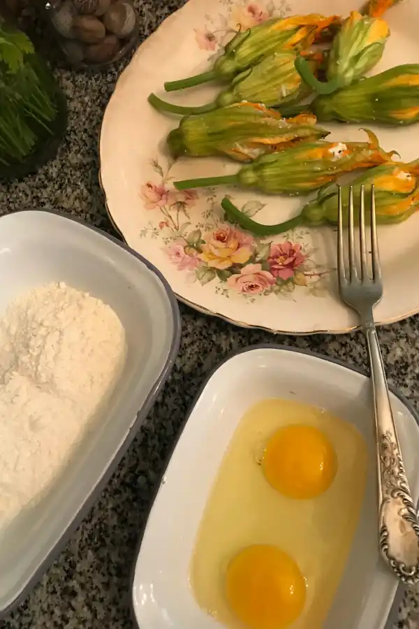 Cómo hacer flores de calabacines rellenas