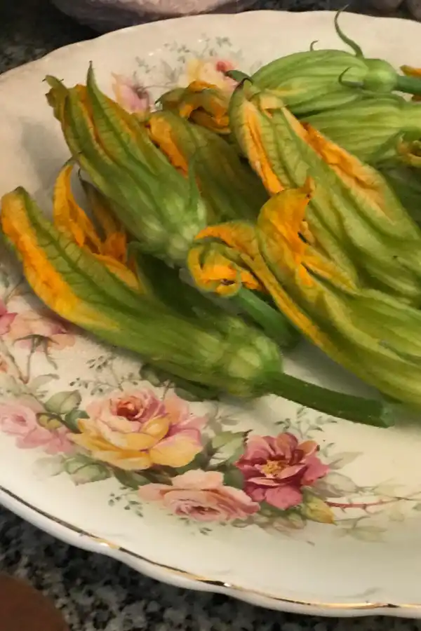 Cómo hacer flores de calabacines rellenas