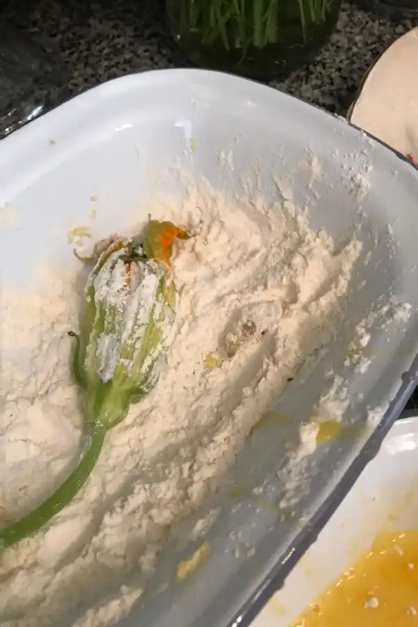 Cómo hacer flores de calabacines rellenas