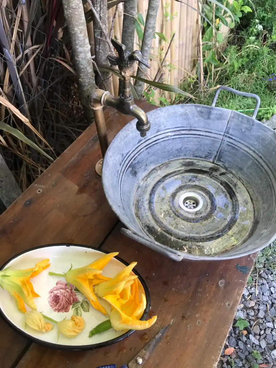 Cómo hacer flores de calabacines rellenas