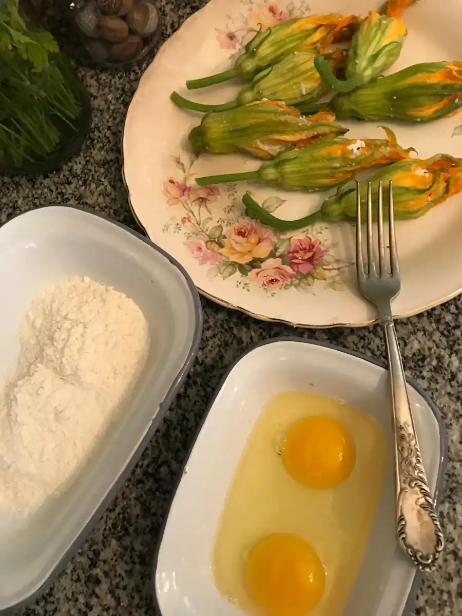 Cómo hacer flores de calabacines rellenas