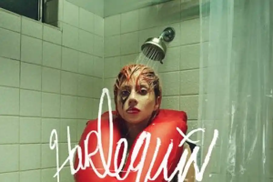 Lo que está sonando: Lali le pega duro al fan de campera negra