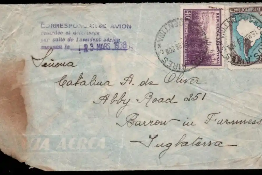ENTRE LOS RESTOS. Sobre rescatado de un siniestro aéreo de 1938.
