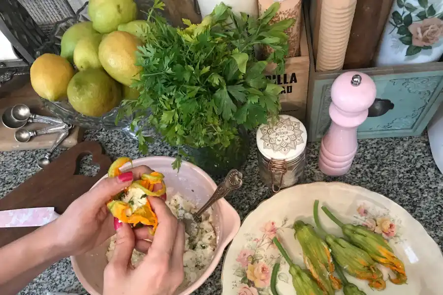 Cómo hacer flores de calabacines rellenas