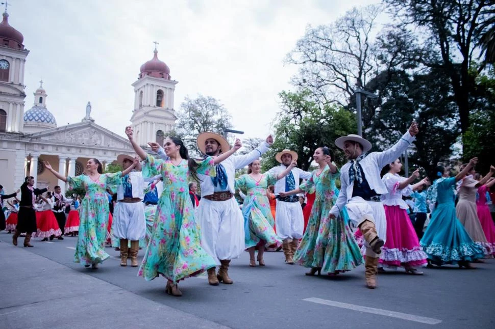 CON TRAJES TÍPICOS. El año pasado ya tuvo lugar el masivo evento Tucumán Danza, que se replica esta tarde en la zona de la plaza Independencia.