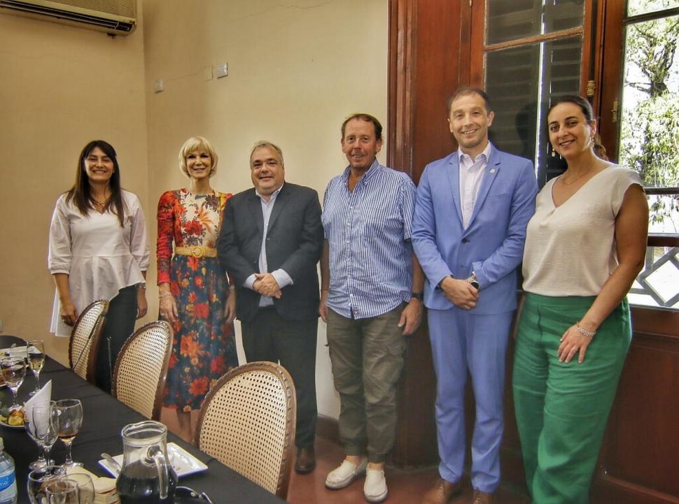 EN LA REUNIÓN SOCIAL. Caty Lonac, Eduardo Rothe, Marcelo Kerstens, Matías Röhmer Litzmann y su esposa Ana Beatriz Saguir.