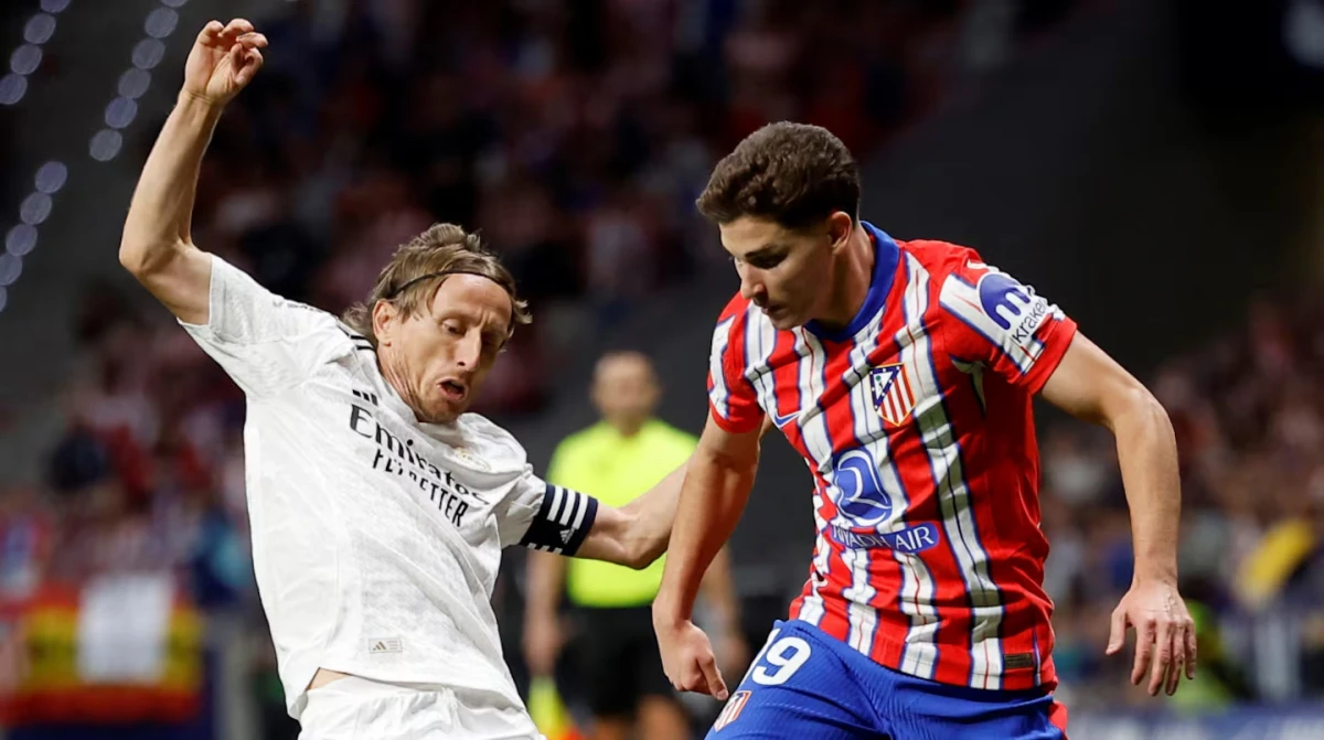 SIN DIFERENCIAS. Atlético Madrid y Real Madrid empataron en el derby de la capital española. 