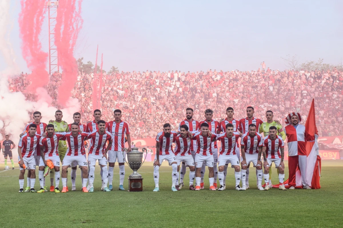 LLAMATIVO GESTO. En la salida del equipo, San Martín sacó de las vitrinas del museo la Copa de la República 1944 y la colocó en el medio del plantel, que se separó en dos formaciones.