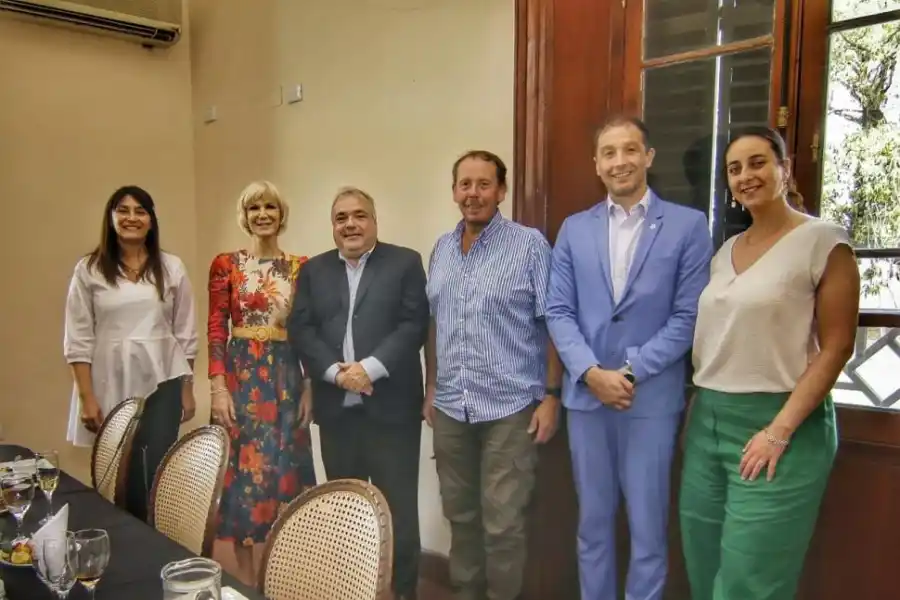EN LA REUNIÓN SOCIAL. Caty Lonac, Eduardo Rothe, Marcelo Kerstens, Matías Röhmer Litzmann y su esposa Ana Beatriz Saguir.
