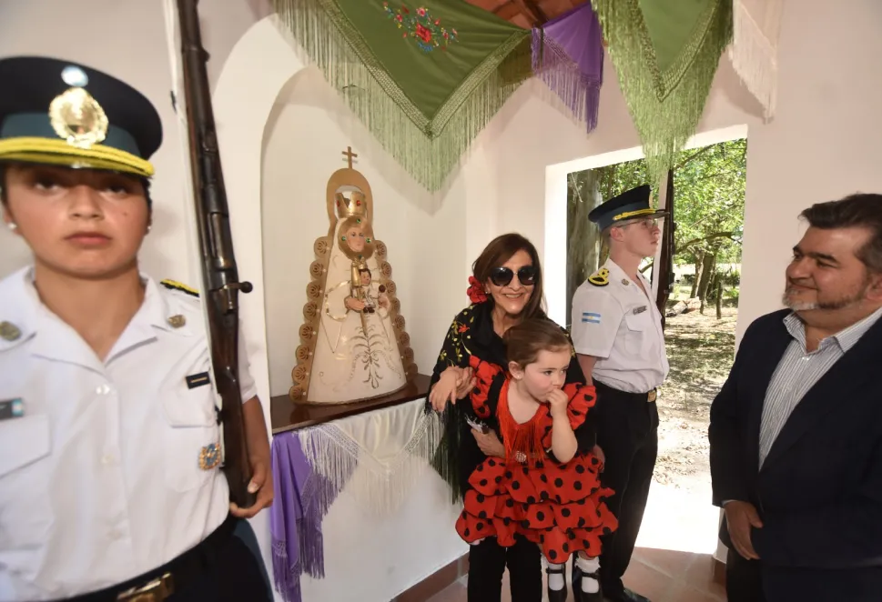 CON LA VIRGEN. Ana María Grillo, la esposa de Osvaldo Jaldo, durante el acto en el museo Sanmartiniano. LA GACETA / FOTO DE OSVALDO RIPOLL