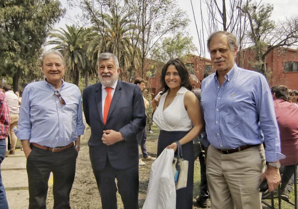 PRESENTES. Jorge Feijóo, presidente del Centro Azucarero Argentino, Jorge Rocchia Ferro, Virginia Ávila y Roberto Sánchez Loria (Eeaoc).