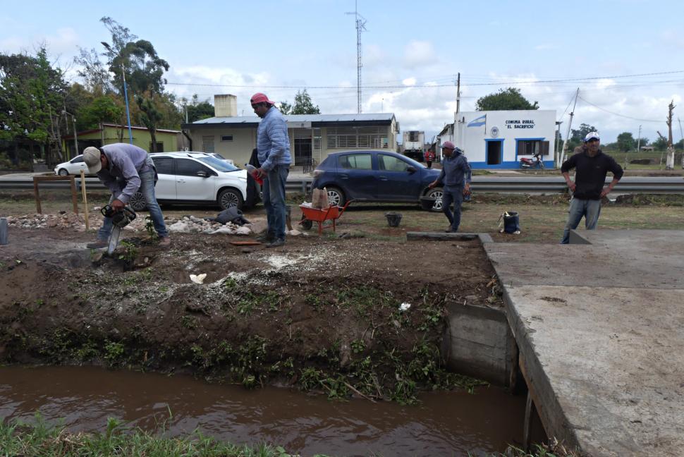 LIMPIEZA. Canal junto a la escuela Base Naval Puerto Belgrano.