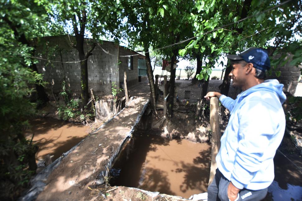 PUENTE. Gustavo Carrizo muestra la casa que pronto abandonará.