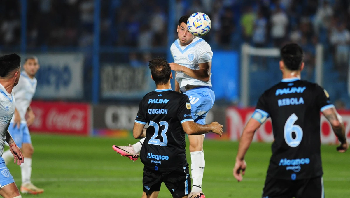 ALZAR VUELO. Atlético Tucumán viene de dos duras derrotas consecutivas y hoy tendrá la chance de volver a sumar de a tres en La Paternal.