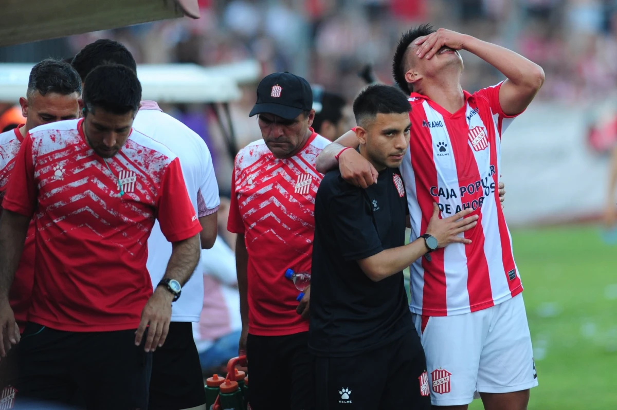 DESCONSOLADO. Así se retiró Gustavo Abregú del campo de juego, tras el golpe que no le permitió completar los 90 minutos.