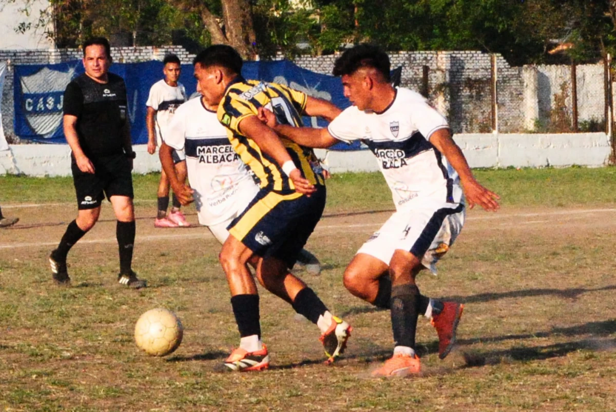 SE LA LLEVA A LA PELOTA. Juan Alarcón de Experimental se lleva la pelota ante Gonzalo Banegas de San José (Gentileza Patricio Luna. Prensa Experimental)