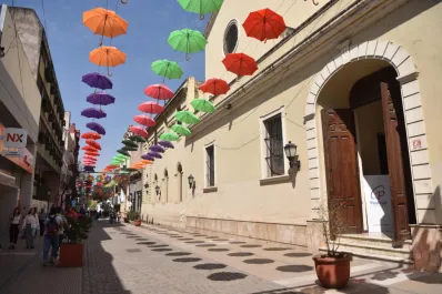 Paraguas en el cielo: ¿qué hay detrás del nuevo decorado en la peatonal Congreso que es furor en Instagram?