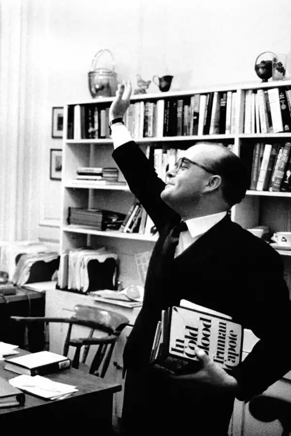 TEXTO FUNDAMENTAL. El autor Truman Capote, con un ejemplar del libro “A sangre fría” en su mano.