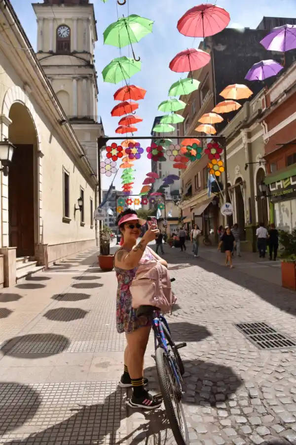 FUROR EN LAS REDES. Una mujer toma una foto de los paraguas con su celular. LA GACETA / FOTO DE INÉS QUINTEROS ORIO