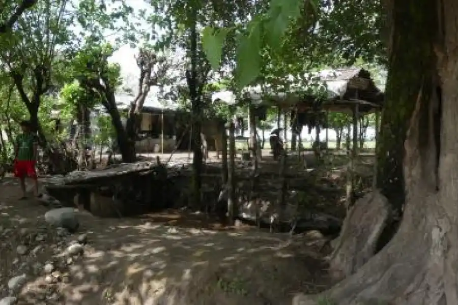 PELIGROS. Pobladores del sur de la provincia habitan muy cerca de canales, cuyas aguas van socavando los terrenos sobre los cuales están sus casas.