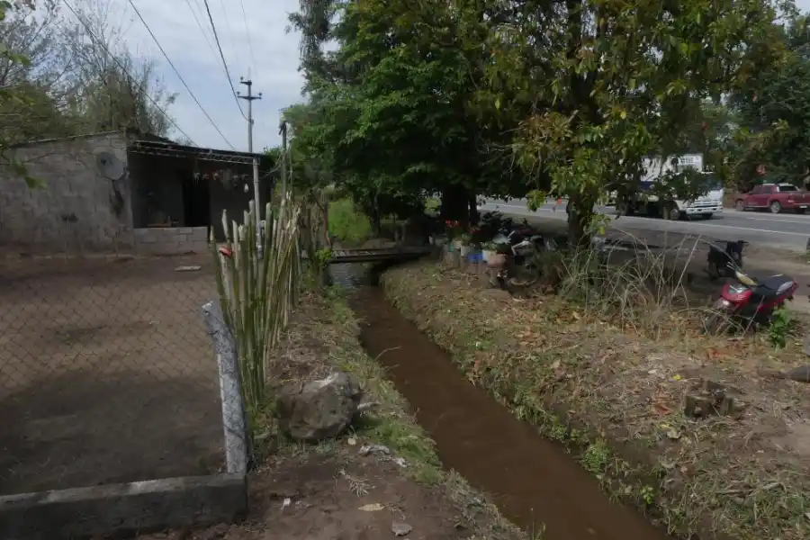 BORDE. En La Florida, a orillas de la ruta 38, el canal inunda las casas.