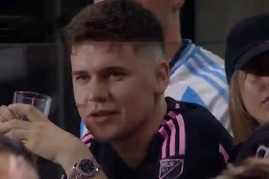 Las cámaras captaron a Bizarrap sin gorra ni anteojos de sol.